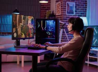 Femeie care se joacă un joc video pe calculator