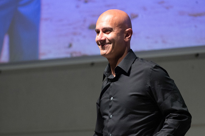 UPDATE: Castigatori / StartupCafe.ro te trimite la conferinta lui Robin Sharma, de la Bucuresti