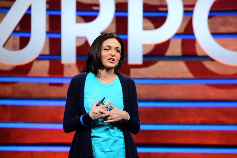 Europa risca sa puna piedici inovatiei tehnologice daca va adopta legi prost gandite, avertizeaza Sheryl Sandberg de la Facebook