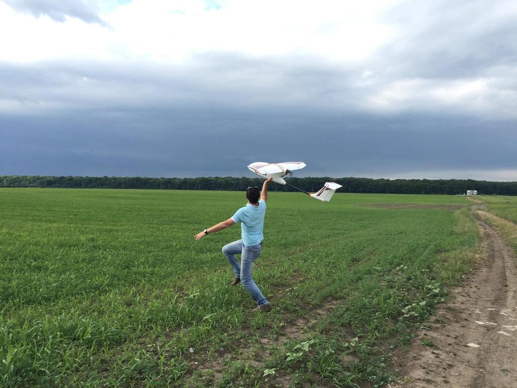 VIDEO: Doi antreprenori provoaca fermierii romani cu drone pentru monitorizarea culturilor agricole