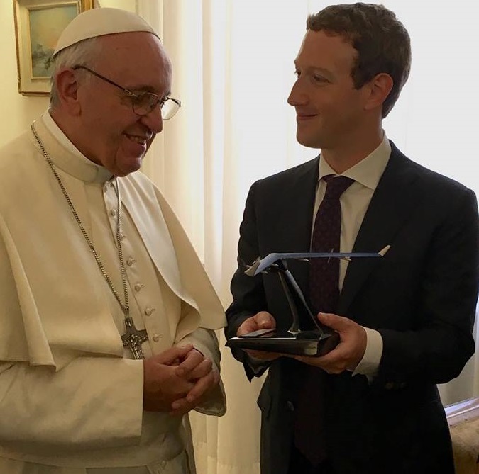 Seful Facebook i-a prezentat Papei Francisc solutia sa pentru internet in zone izolate