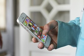 Romanii comanda mai multa mancare online. Trei sferturi din comenzi se fac prin aplicatiile mobile