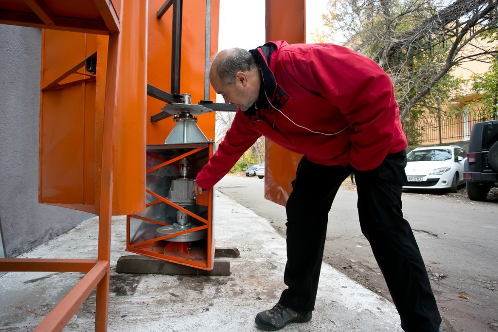 Turbine eoliene pentru consumatorii casnici, produse in Romania. Cum s-a dezvoltat o afacere locala, cu bani de la norvegieni