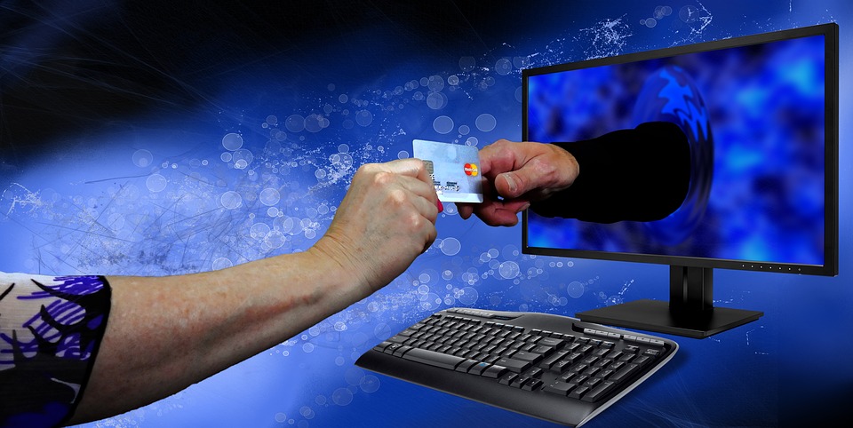 Platile online prin card au crescut cu 60% in 2016. Romanii au cumparat online in valoare de 434 milioane euro