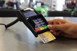 Legea cash-back a fost promulgata. Comerciantii pot acorda clientilor, la cerere, numerar in valoare de cel mult 200 de lei