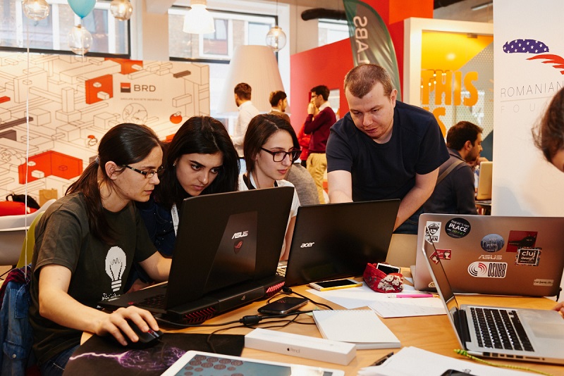 Aplicatie pentru copii nevazatori si sistem inteligent care controleaza iluminatul stradal - printre castigatoarele hackathonului Innovation Labs, din Cluj-Napoca