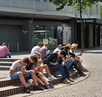 Generatia Millennials nu este deranjata de reclamele online dar nici nu interactioneaza cu ele