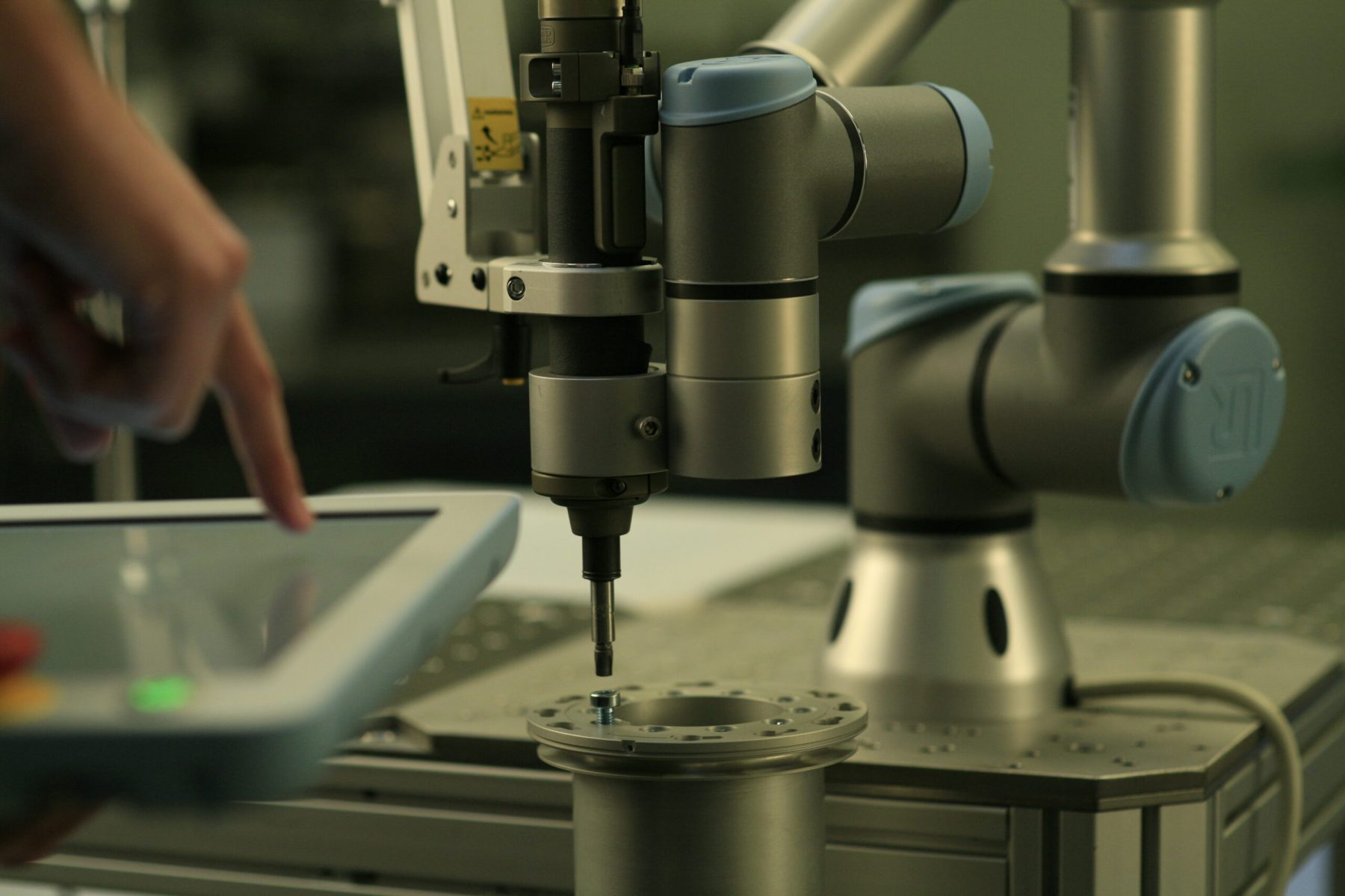 Cum functioneaza cobotii (robotii industriali), cat costa sa iti echipezi firma cu o astfel de tehnologie si cum arata aceasta piata in Romania