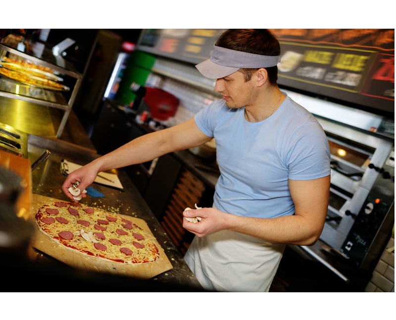 pizza-bucatar-dreamstime
