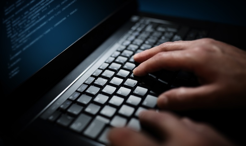 Persoana lucrand la laptop