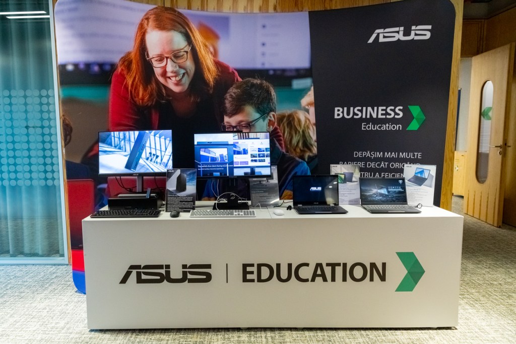 ASUS dotează laboratorul TIC al liceului câștigător 