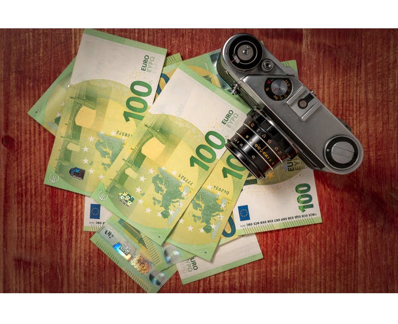 bani-euro-aparat-foto-dreamstime