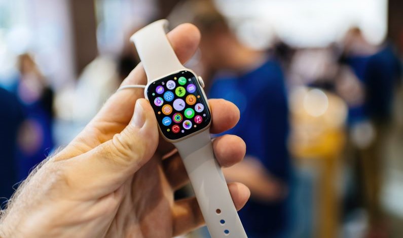 Apple Watch Series 8 în magazin