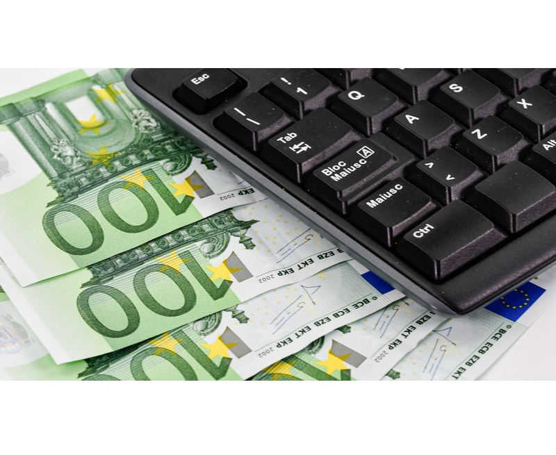 bani-euro-tastatura-dreamstime