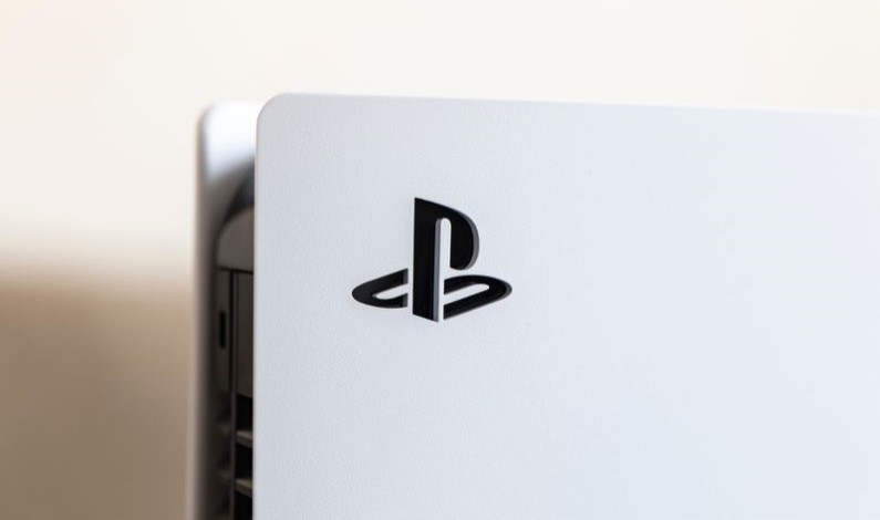 Logo PlayStation pe un PlayStation 5