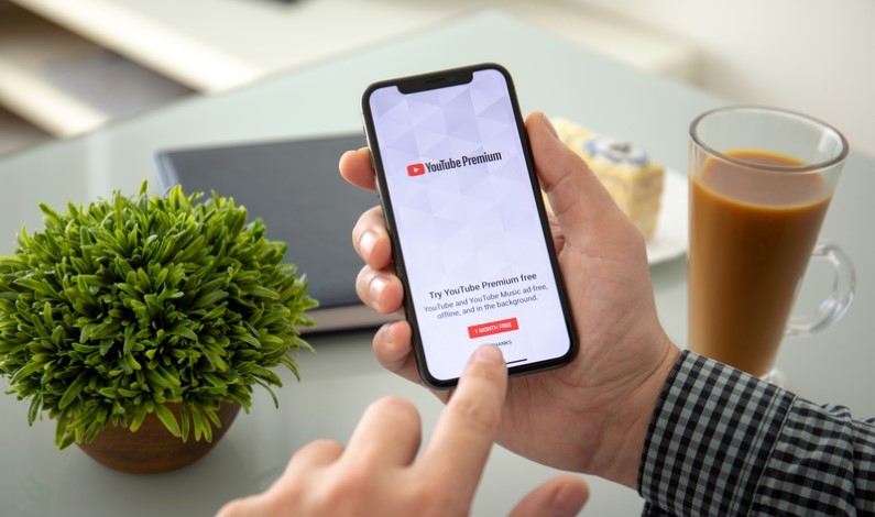 YouTube Premium pe un iPhone
