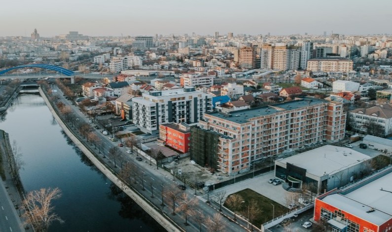 Clădiri în București, lângă râul Dâmbovița