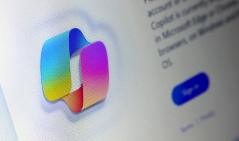 Logoul asistentului virtual Microsoft Copilot pe un ecran