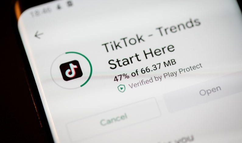 Telefon pe care se instalează aplicația TikTok