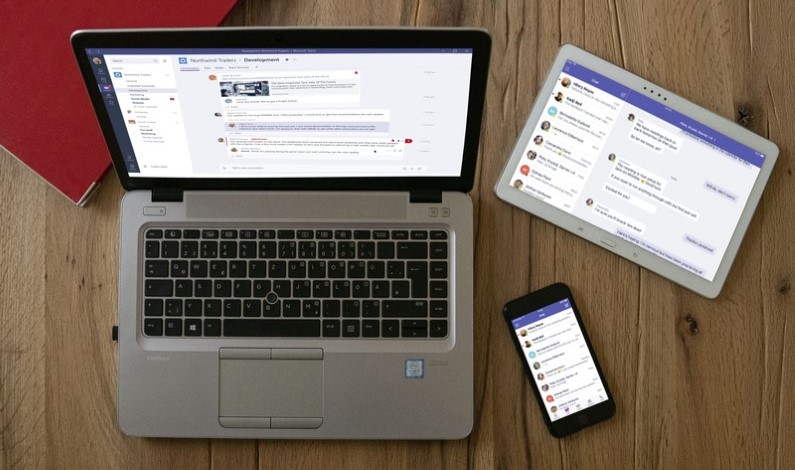 Microsoft Teams pe mai multe dispozitive, telefon, tabletă, laptop