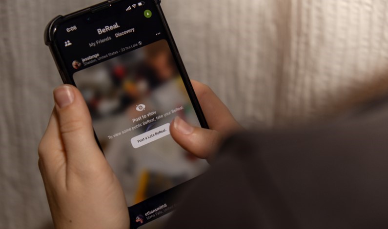 Aplicația BeReal pe telefon