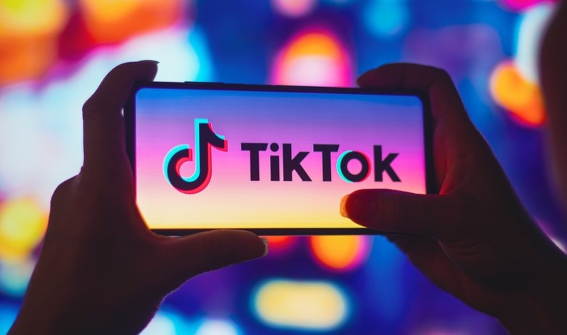 Logoul TikTok pe telefon