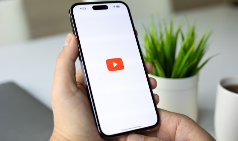 Aplicația YouTube pe iPhone 15 Pro