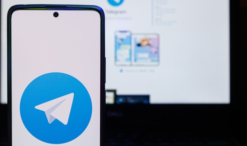 Logoul Telegram pe telefon