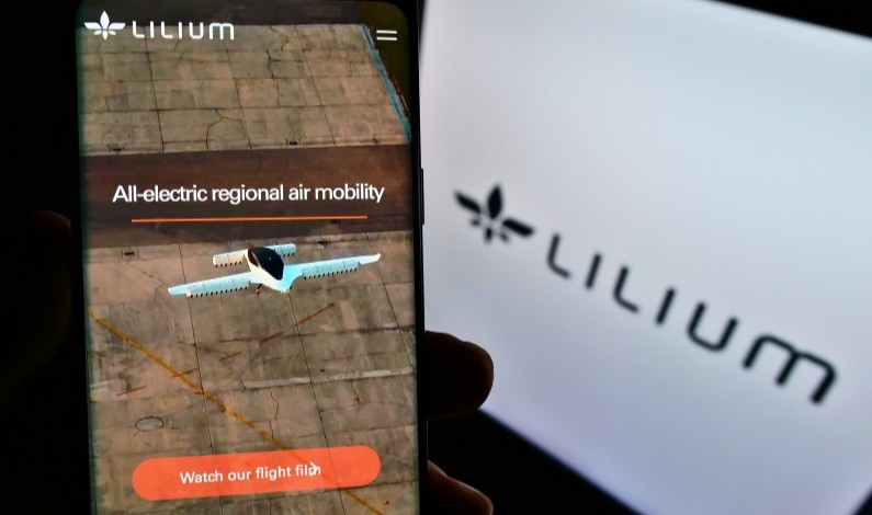 Site-ul Lilium pe telefon și logoul pe calculator