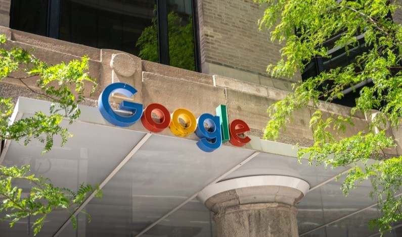 Logoul Google pe o clădire din Montreal