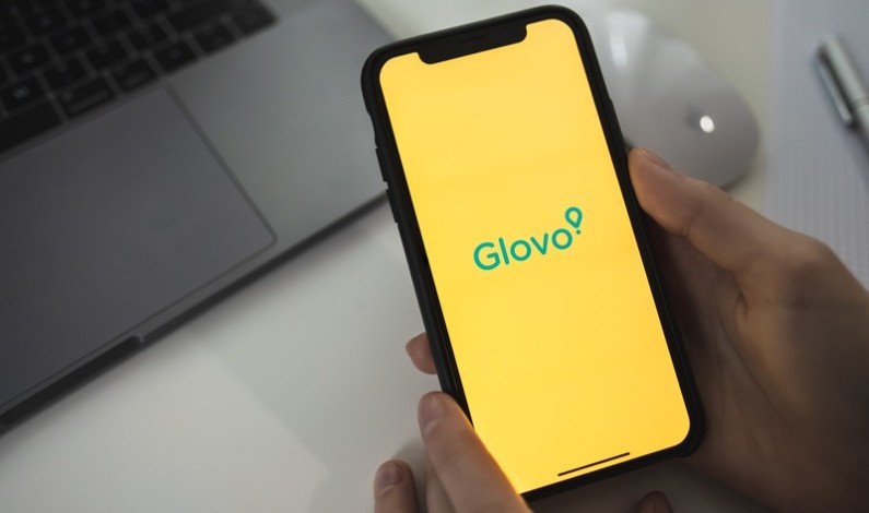 Logoul aplicației de livrări Glovo pe iPhone