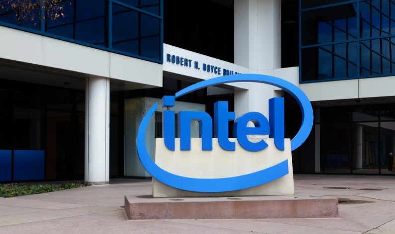 Logoul Intel în fața unei clădiri