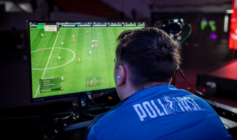 Jucător al jocului video EA SPORTS FC 25, participant la eSuperliga, în fața unui ecran