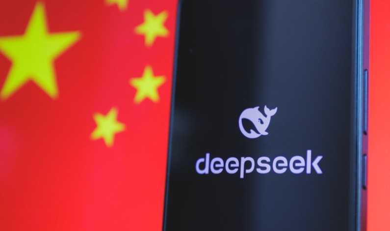 Aplicația DeepSeek pe telefon, în fața steagului Chinei