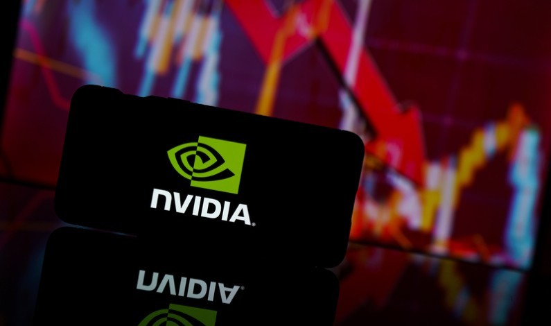 Acțiuni în scădere, logoul Nvidia pe telefon