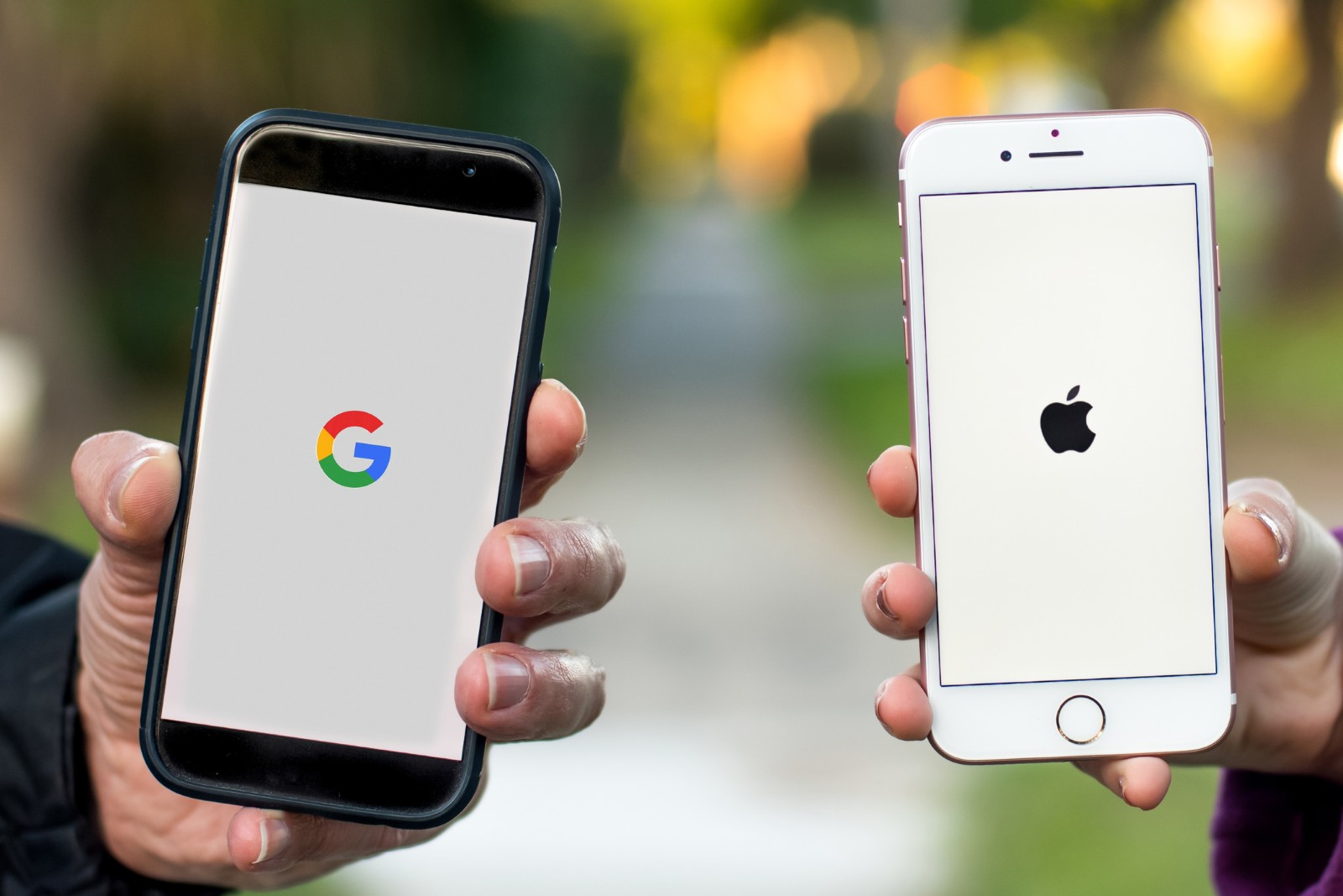 Logourile Google și Apple pe telefoane