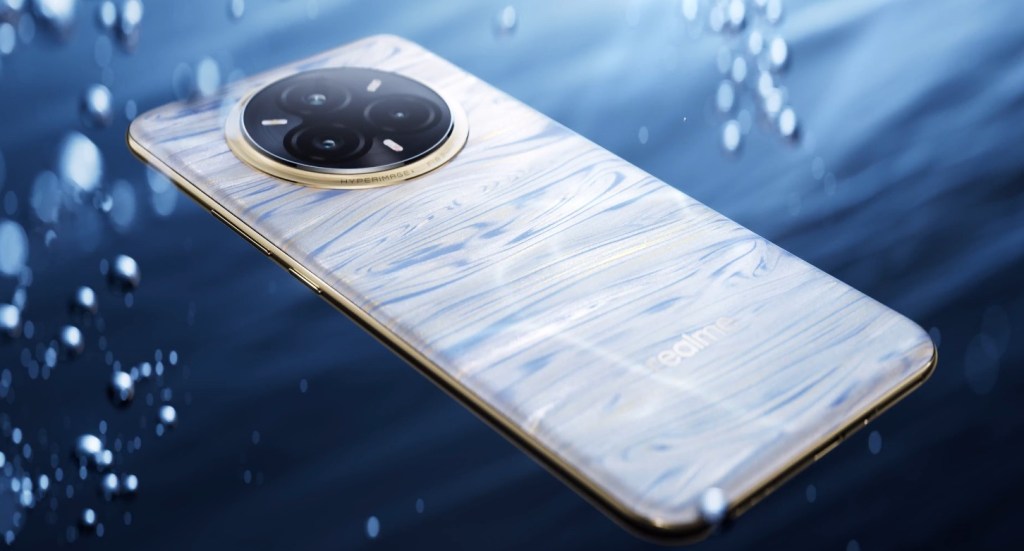 Realme 14 Pro Plus în culoarea Pearl, care se schimbă în accente de albastru la contactul cu temperaturi scăzute