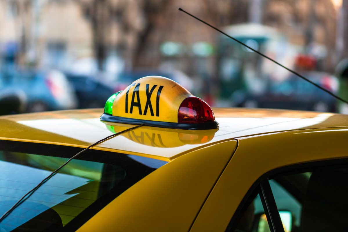 Eșec pentru PMB: doar 26 de licențe taxi atribuite din 1.000 scoase la licitație. Taximetriștii acuză reguli dure și concurență favorabilă ridesharing-ului