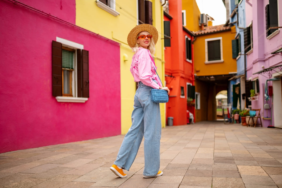 4 idei de outfituri cu blugi pentru zilele insorite