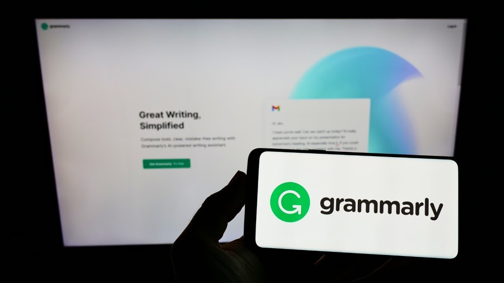 Logoul Grammarly pe telefon și pe un ecran de calculator