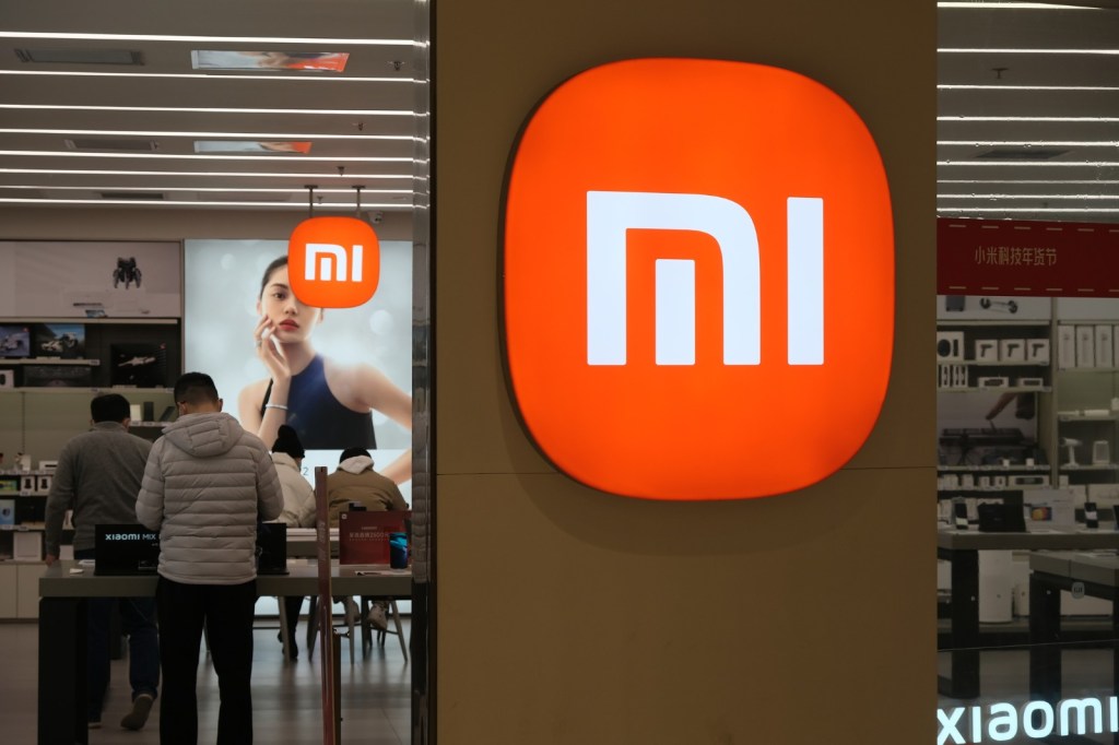 Logoul Xiaomi în fața unui magazin