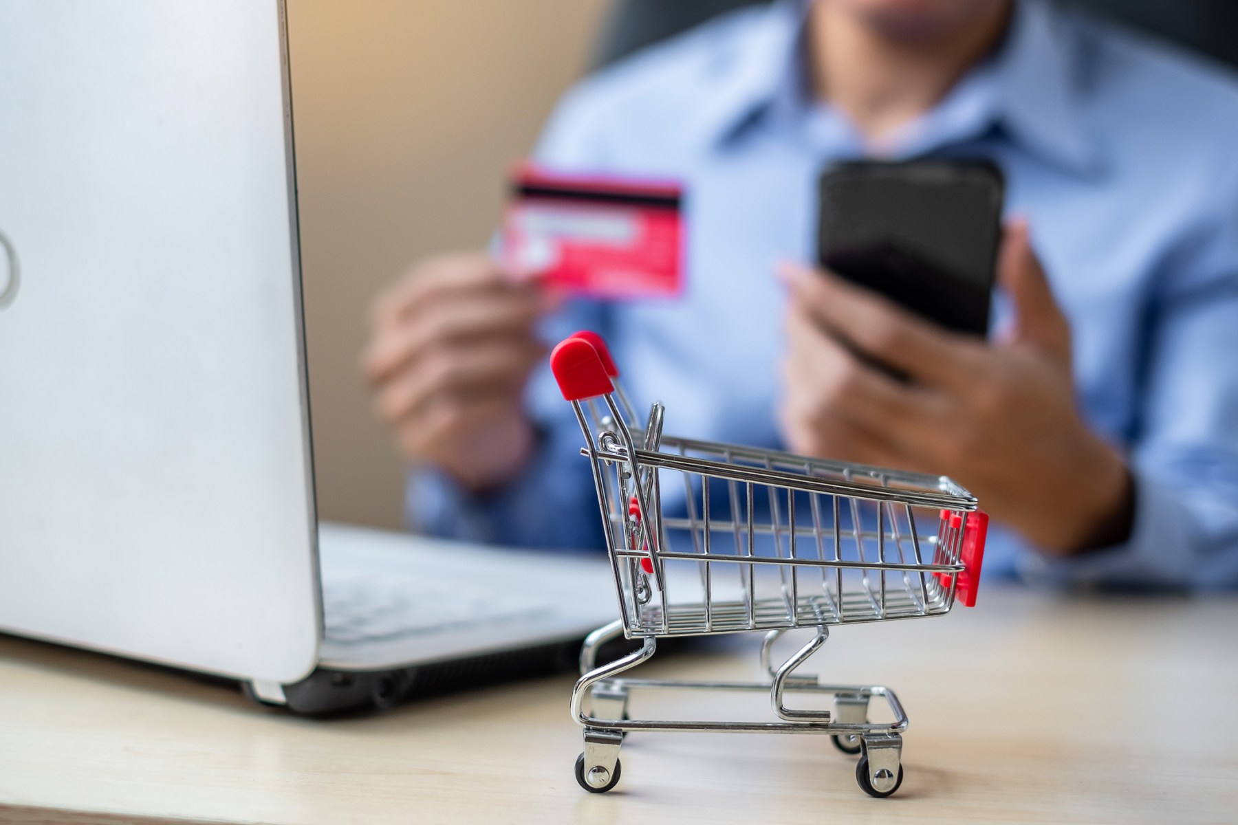Cumpărături online 2025: 3 din 4 români s-au informat despre un produs sau l-au achiziționat după ce l-au văzut pe Facebook, Instagram, TikTok, YouTube