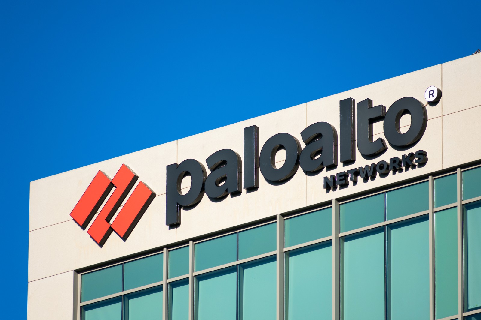 Mega-achiziție în cybersecurity: Palo Alto Networks cumpără o firmă de securitate a identității pentru 25 miliarde dolari