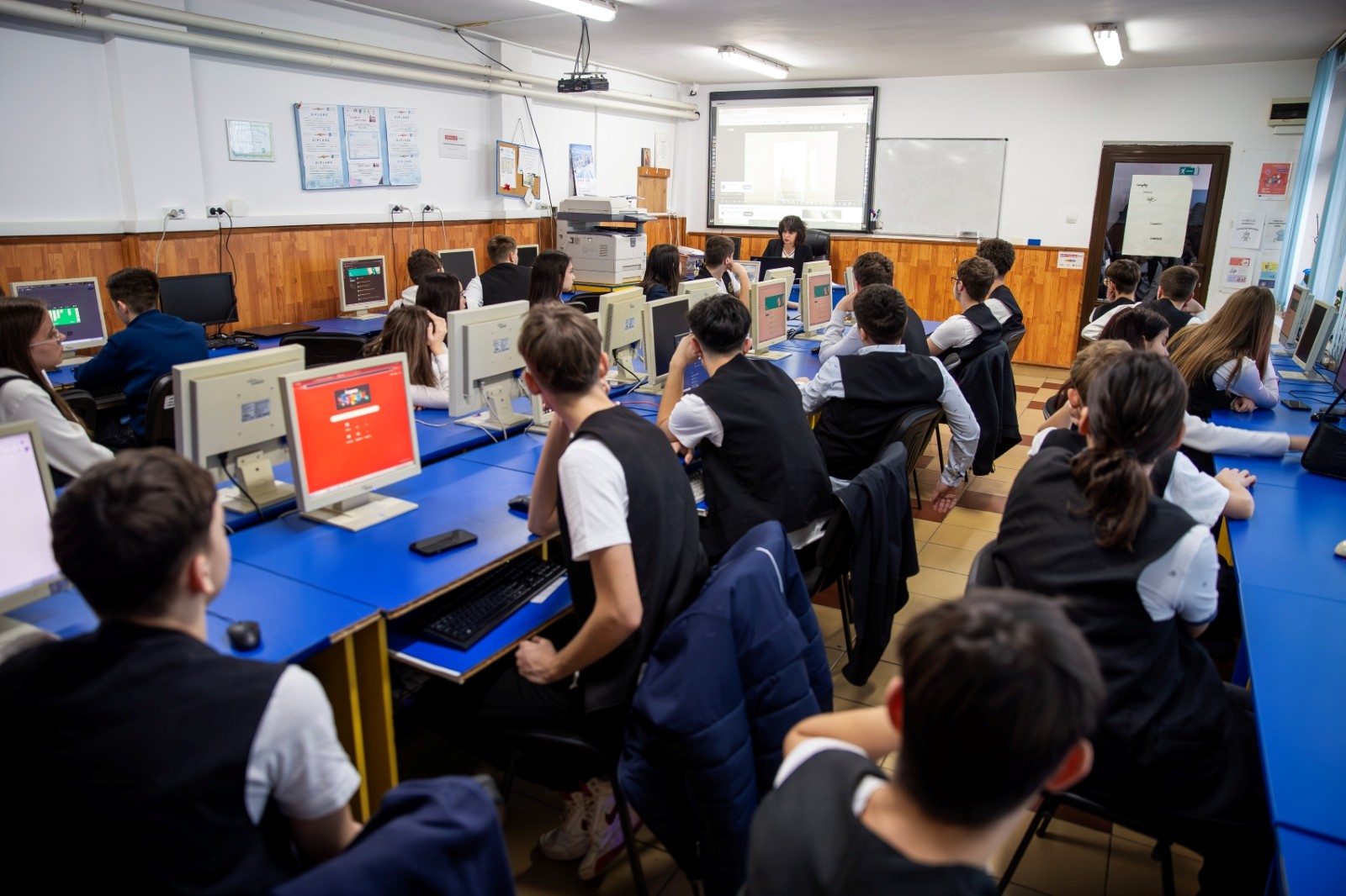 Noi resurse educaționale pentru profesorii din România care vor să predea lecții de siguranță în inteligență artificială