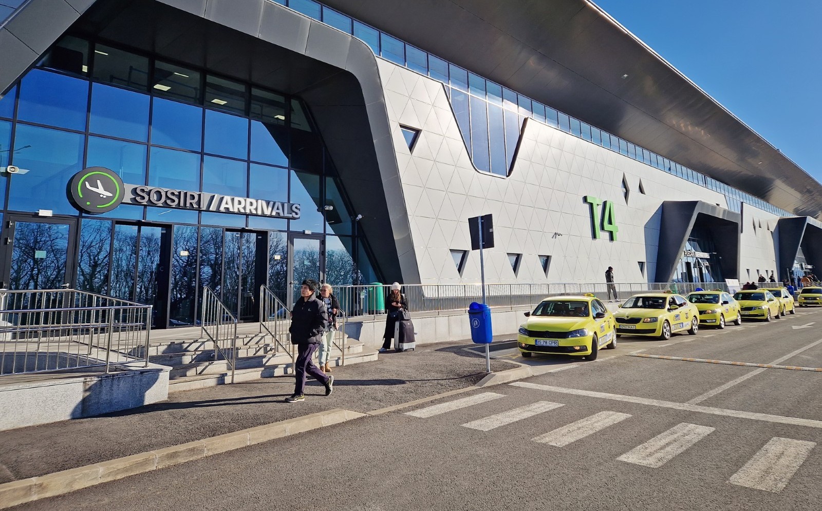 Amenzi în valoare totală de peste 45.000 lei pentru șoferii care fac ridesharing și taximetriști, în urma unor verificări la aeroporturile din România