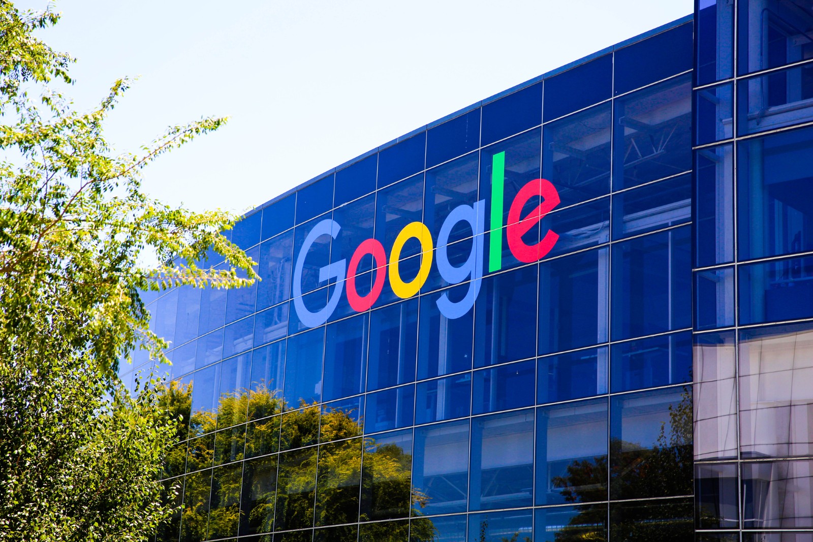 Google colaborează cu un startup pentru construirea primului reactor nuclear, care va furniza energie pentru centrele de date ale companiei