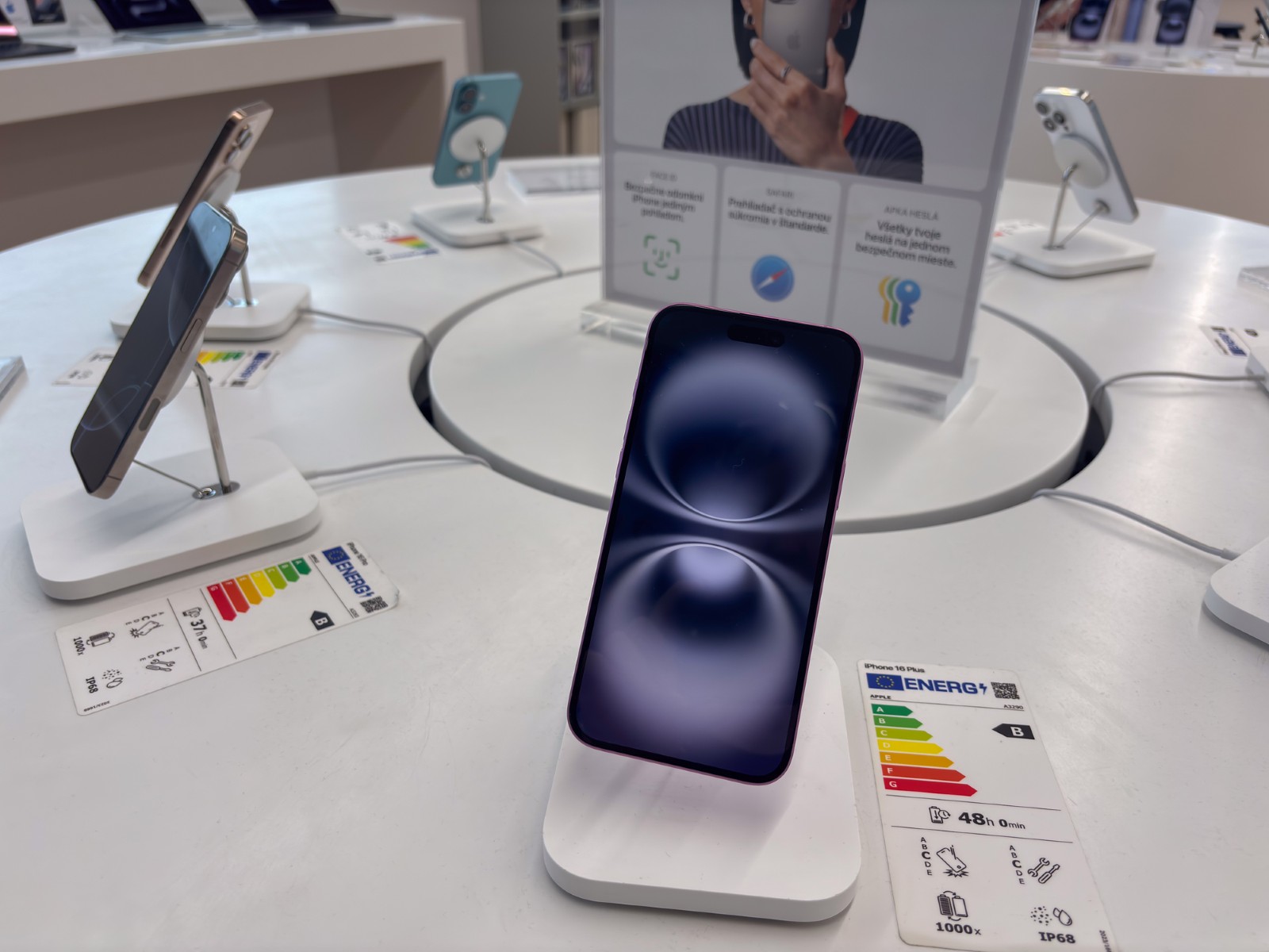 Apple a vândut 3 miliarde de iPhone-uri de la apariția sa