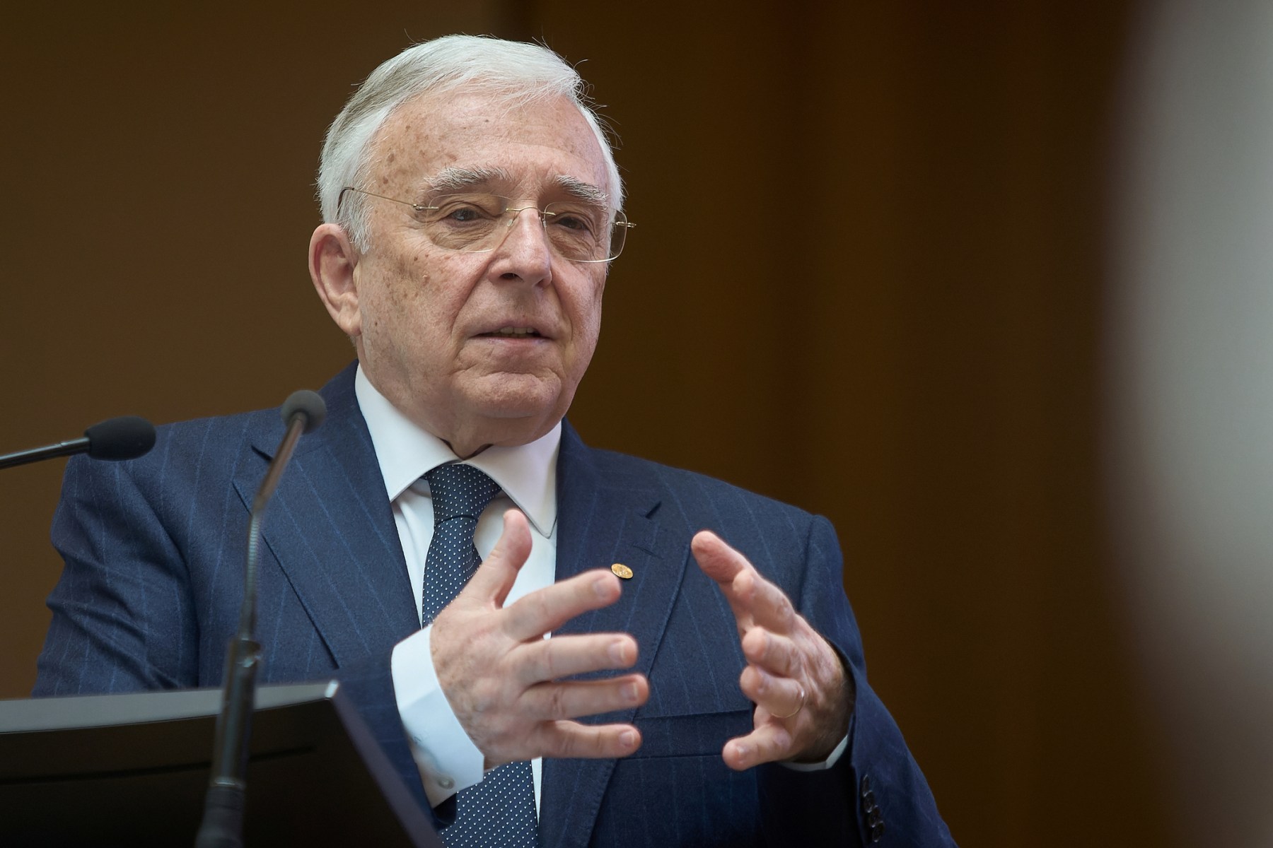 Guvernatorul BNR: Dacă vrem să evităm recesiunea, este esenţială o accelerare a absorbţiei fondurilor europene