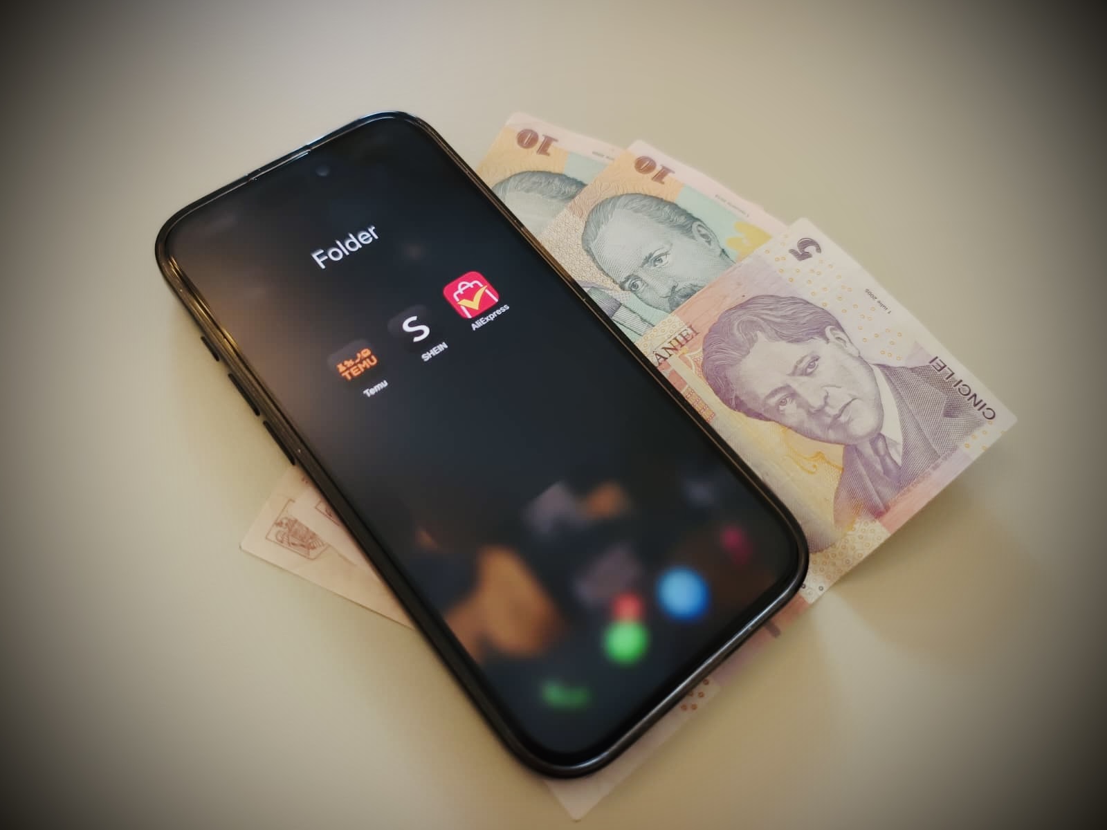 Taxa de 25 lei pe coletele Shein, Temu, AliExpress și altele: Va reechilibra comerțul din România. „Era o concurență inegală, care a erodat cota de piață și veniturile afacerilor românești” (avocați)