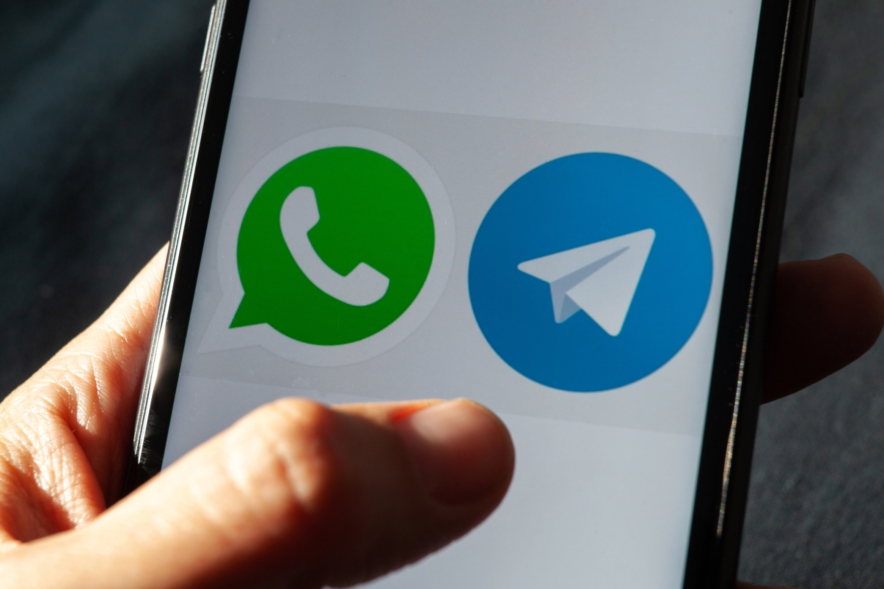 Escrocherii cu presupuse grupuri pentru investiții în crypto, pe WhatsApp și Telegram (avertisment)